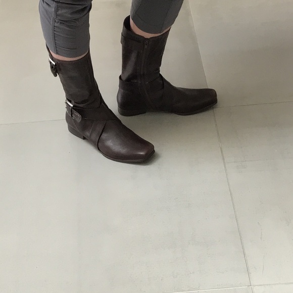 True Religion boots size 8B - Picture 5 of 17